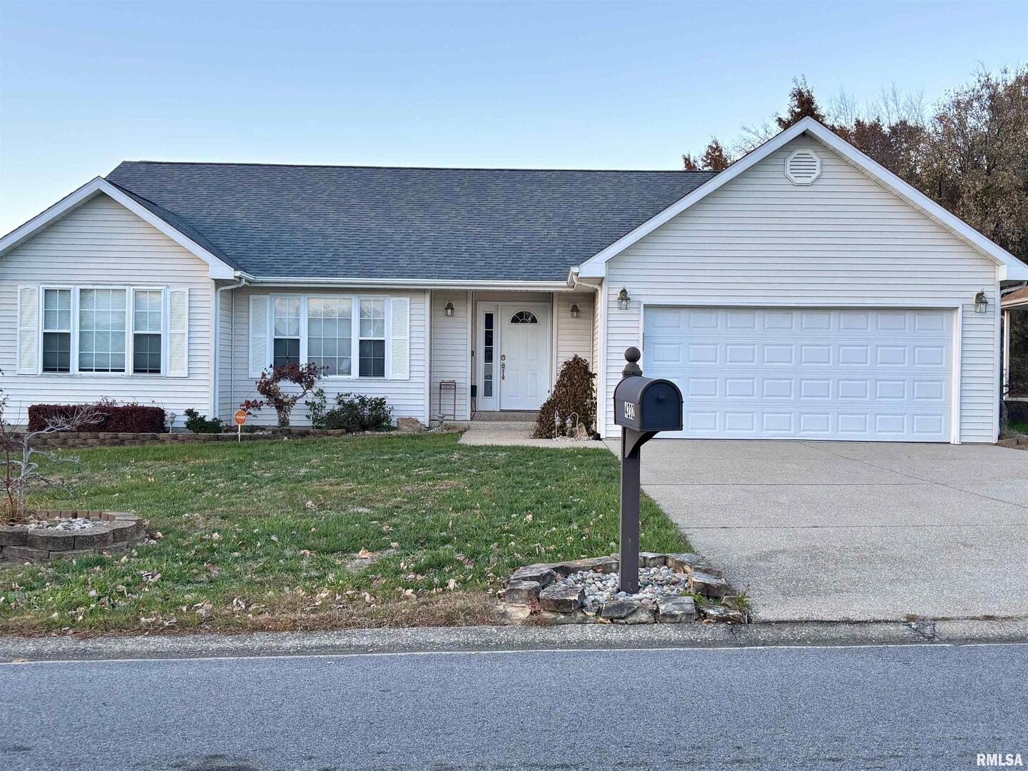 4232 Woodglen Lane Mount Vernon, IL 62864 - Photo 1 of 40 a front view of house with yard and green space