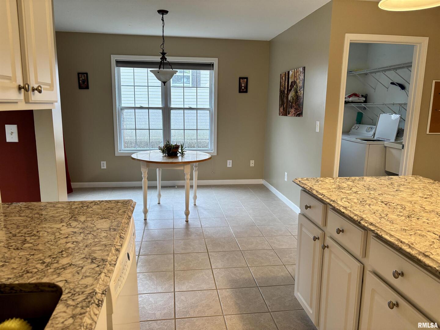 4232 Woodglen Lane Mount Vernon, IL 62864 - Photo 13 of 40 a living room with granite countertop furniture and a window