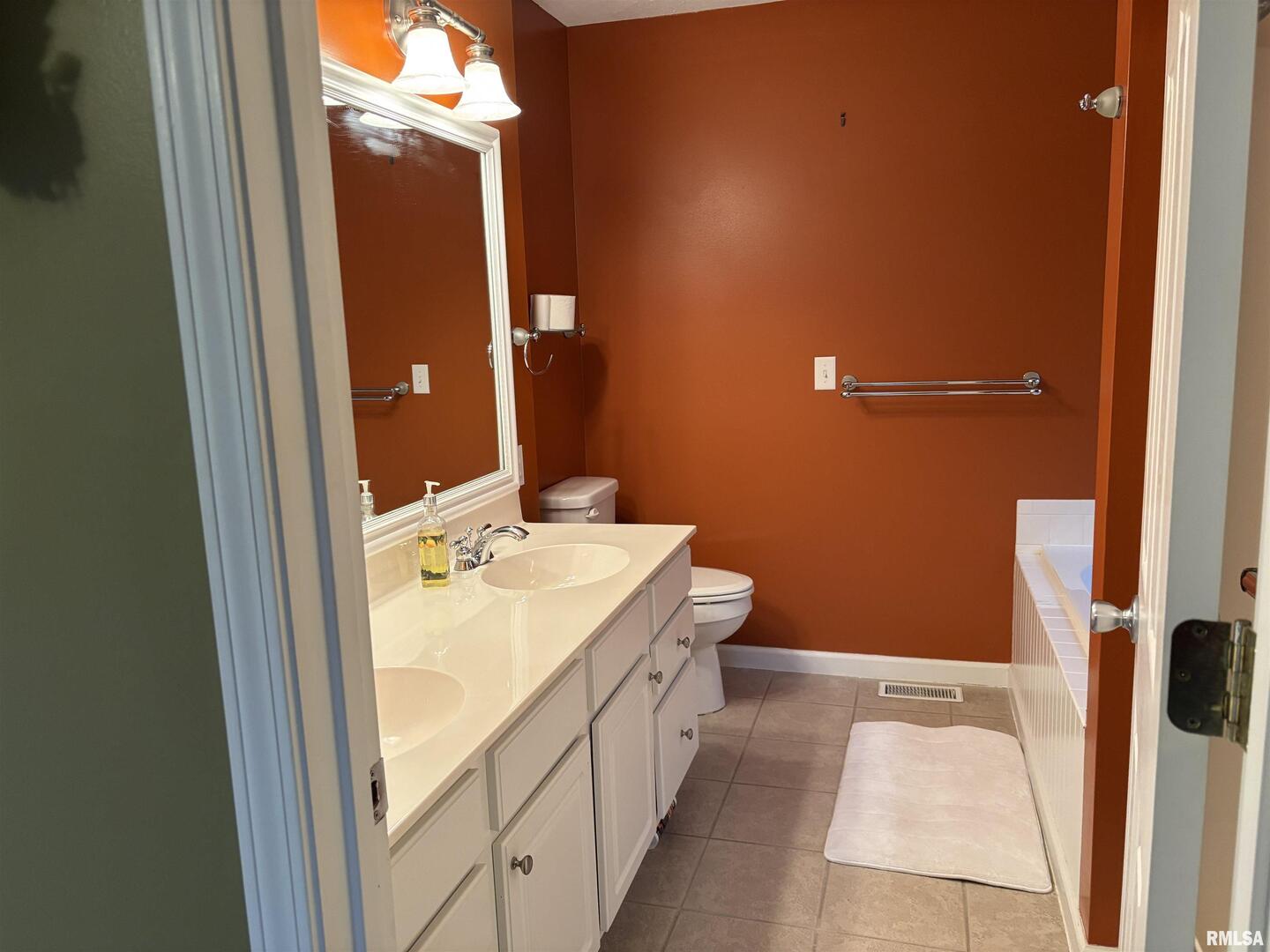 4232 Woodglen Lane Mount Vernon, IL 62864 - Photo 23 of 40 a bathroom with a sink a toilet and shower