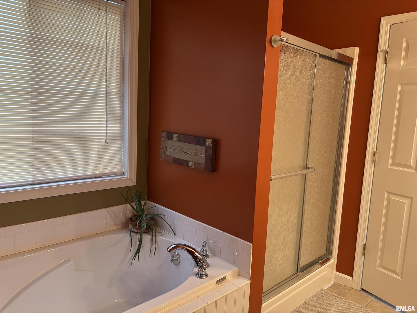 4232 Woodglen Lane Mount Vernon, IL 62864 - Photo 24 of 40 a bathroom with a tub and a sink