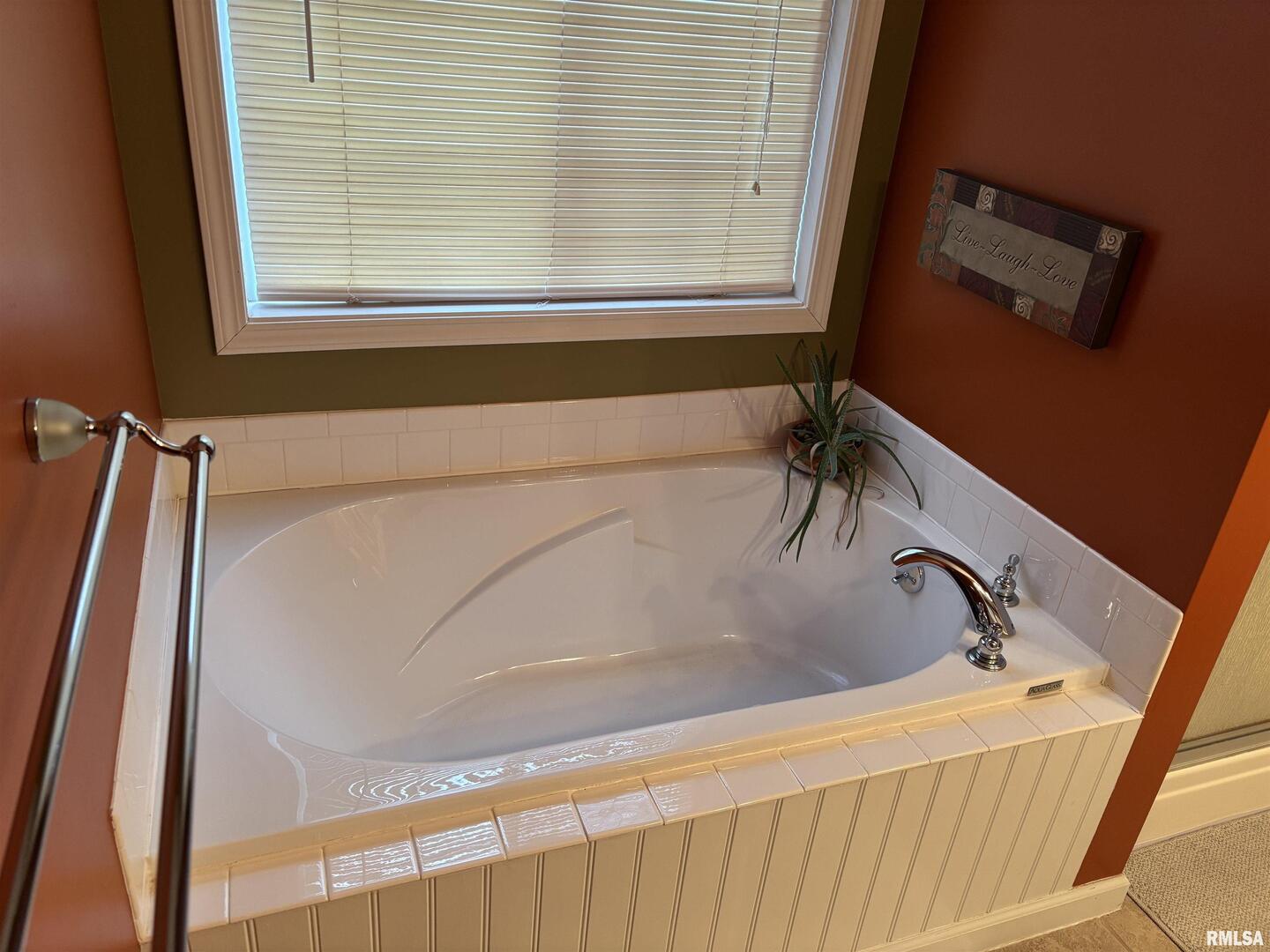 4232 Woodglen Lane Mount Vernon, IL 62864 - Photo 25 of 40 a bathroom with a bathtub and a window