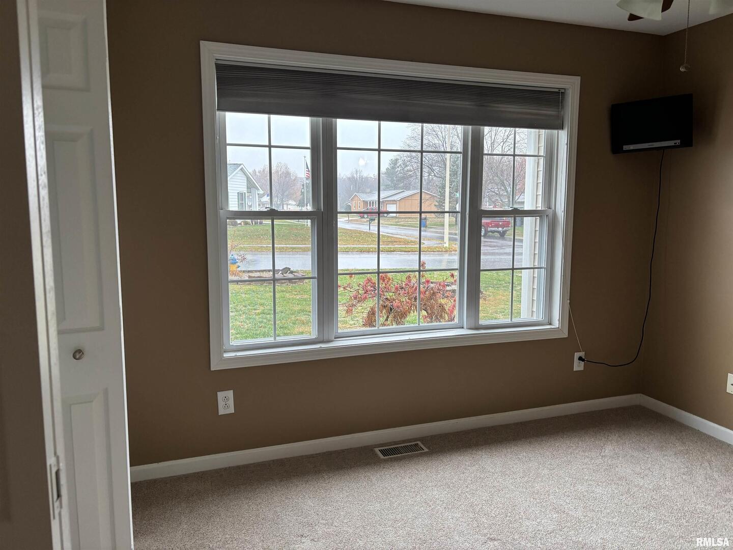 4232 Woodglen Lane Mount Vernon, IL 62864 - Photo 29 of 40 an empty room with a window