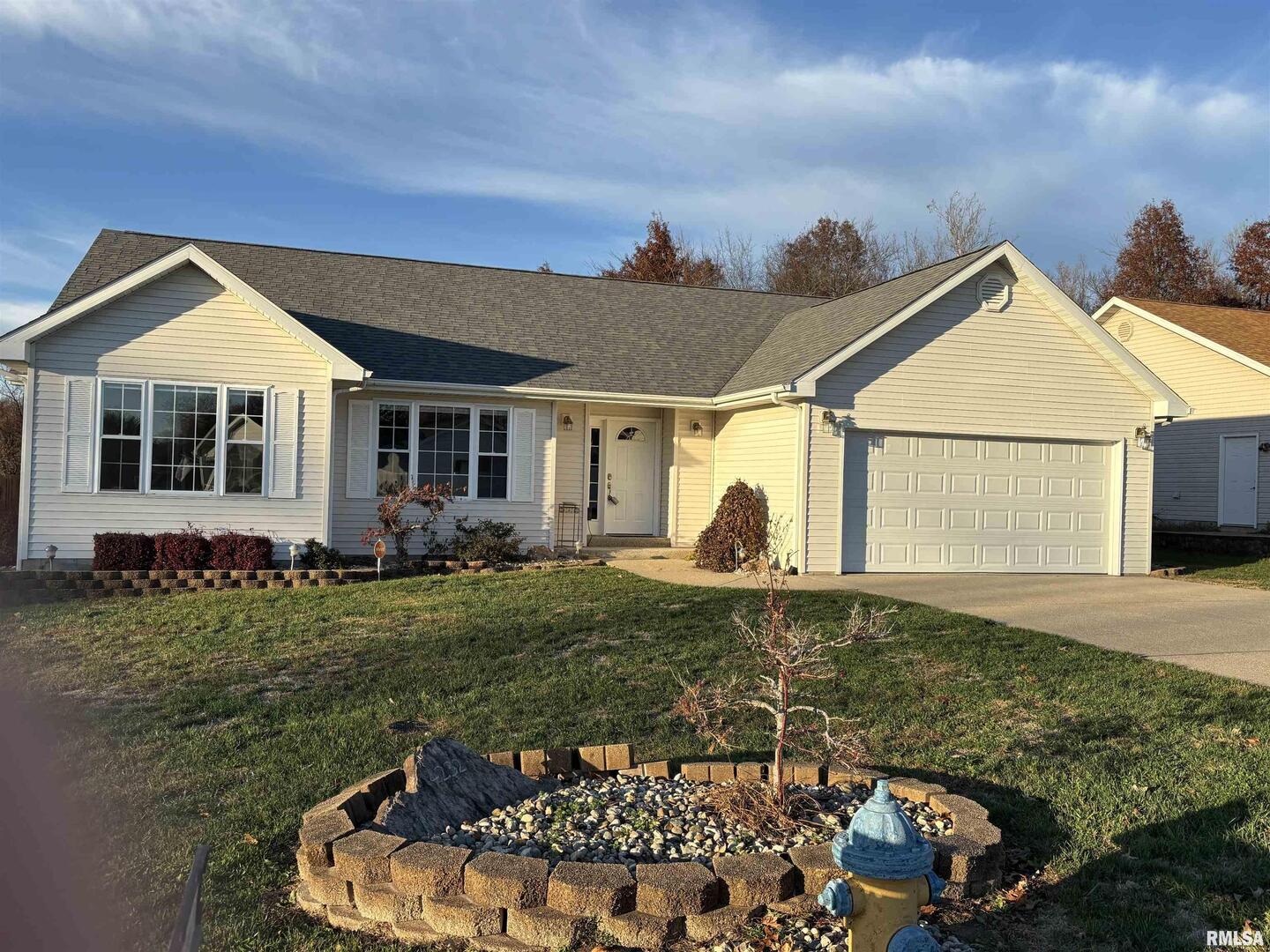 4232 Woodglen Lane Mount Vernon, IL 62864 - Photo 38 of 40 a backyard of a house with table and chairs