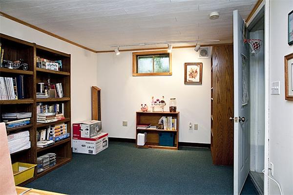 88 Thornton Road Waltham, MA 02453 - Photo 18 of 21 Gallery Image 18
