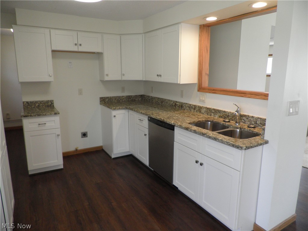 241 Ledge Road Northfield, OH 44067 - Photo 2 of 15 New kitchen with granite tops.