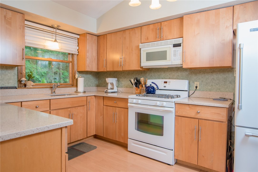 78 Edgewater Road Narragansett, RI 02882 - Photo 4 of 15 Kitchen