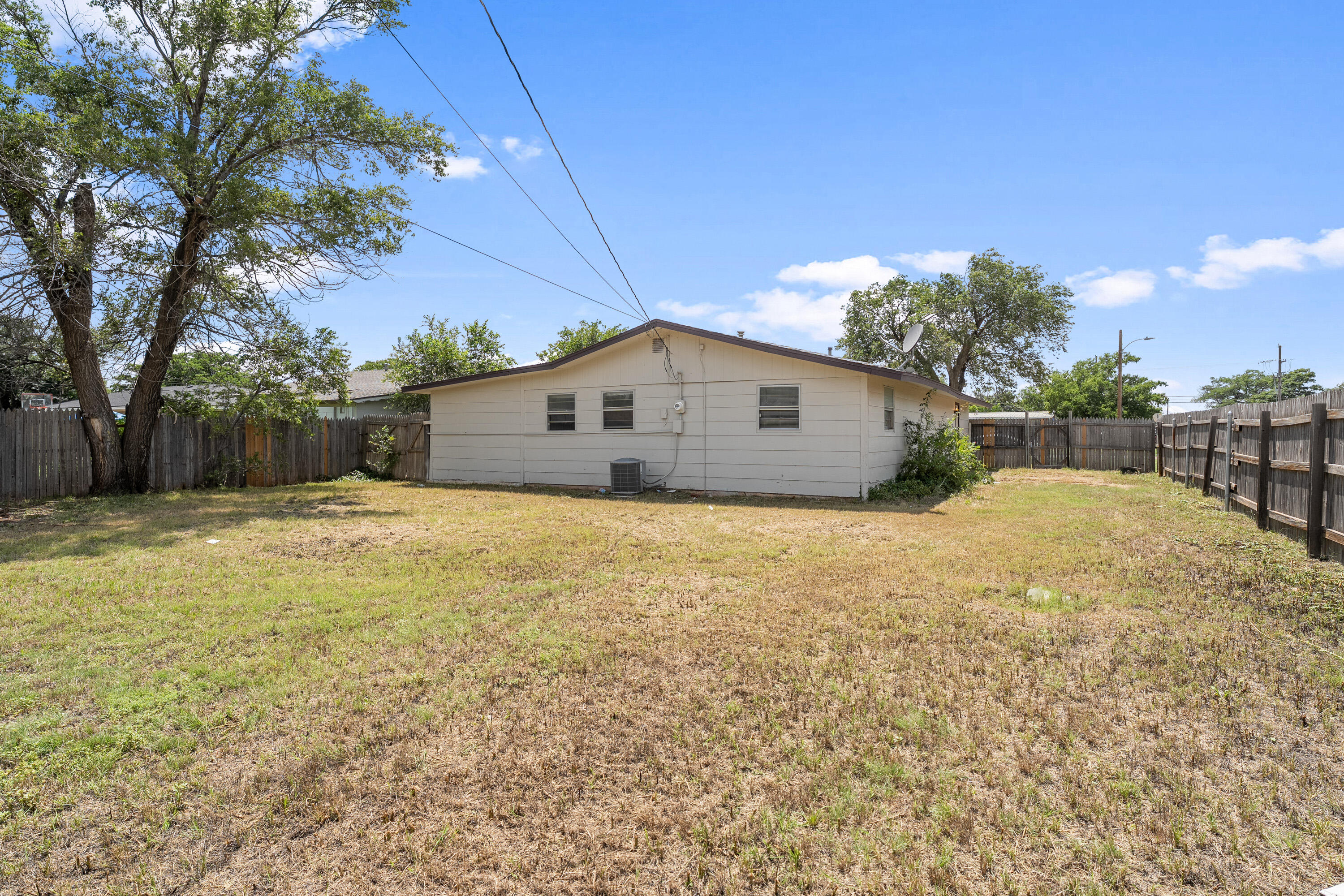 1320 Dallas Plainview, TX 79072 - Photo 20 of 21 DSC09167