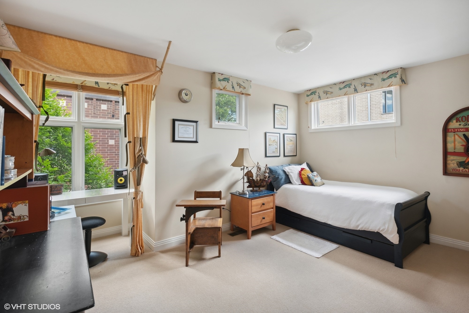 2751 North Greenview Avenue, Unit F Chicago, IL 60614 - Photo 21 of 29 a bedroom with a bed and a large window