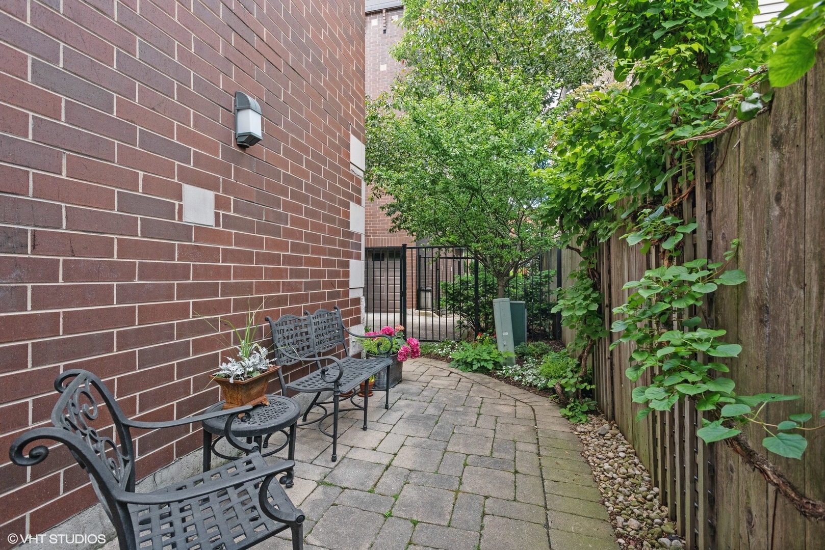 2751 North Greenview Avenue, Unit F Chicago, IL 60614 - Photo 29 of 29 a backyard of a house with outdoor seating