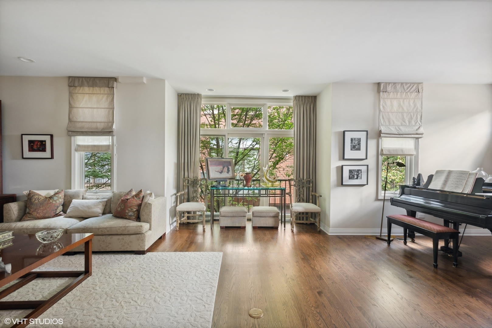 2751 North Greenview Avenue, Unit F Chicago, IL 60614 - Photo 4 of 29 a living room with furniture and a wooden floor