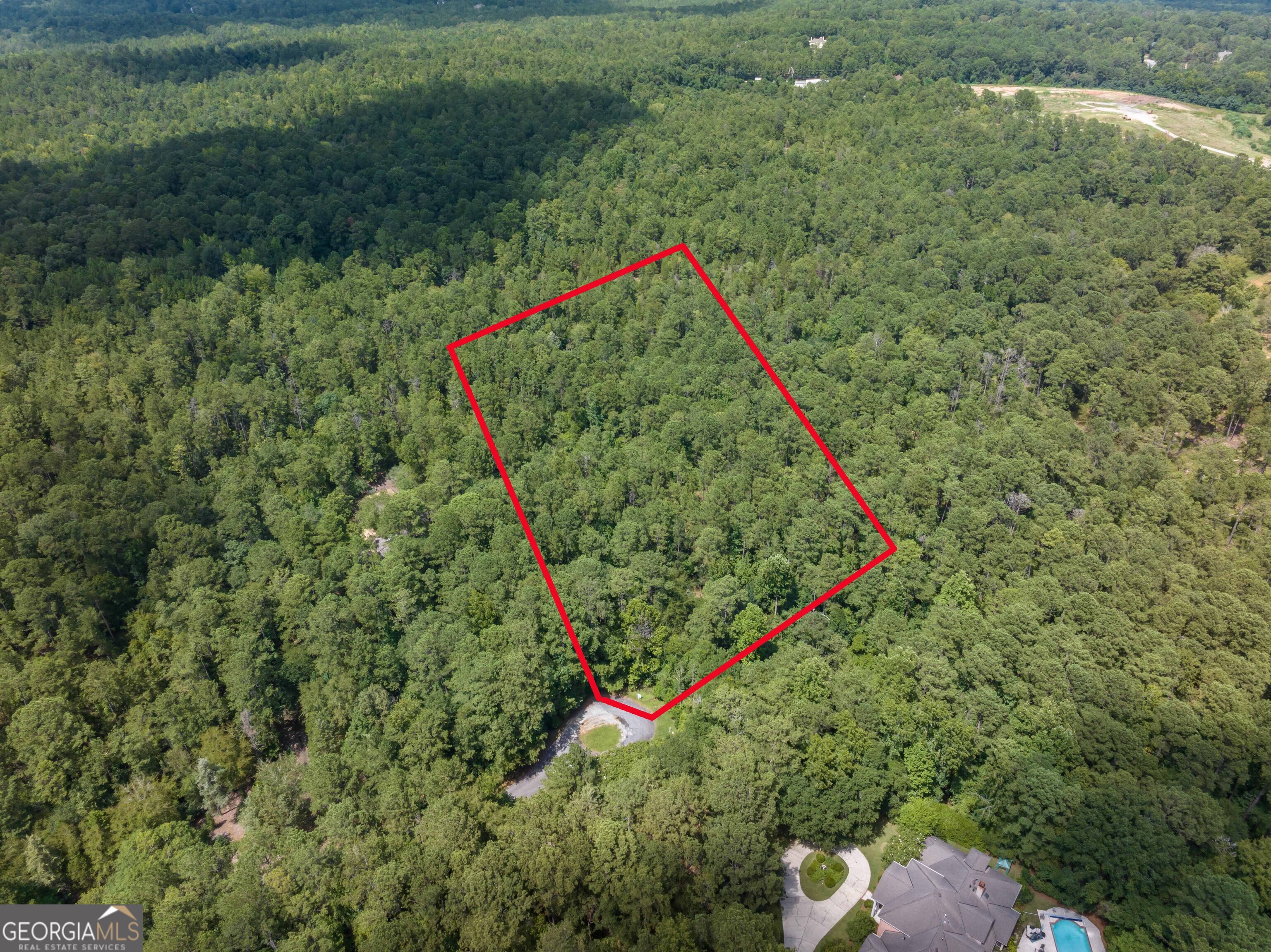 a view of a backyard