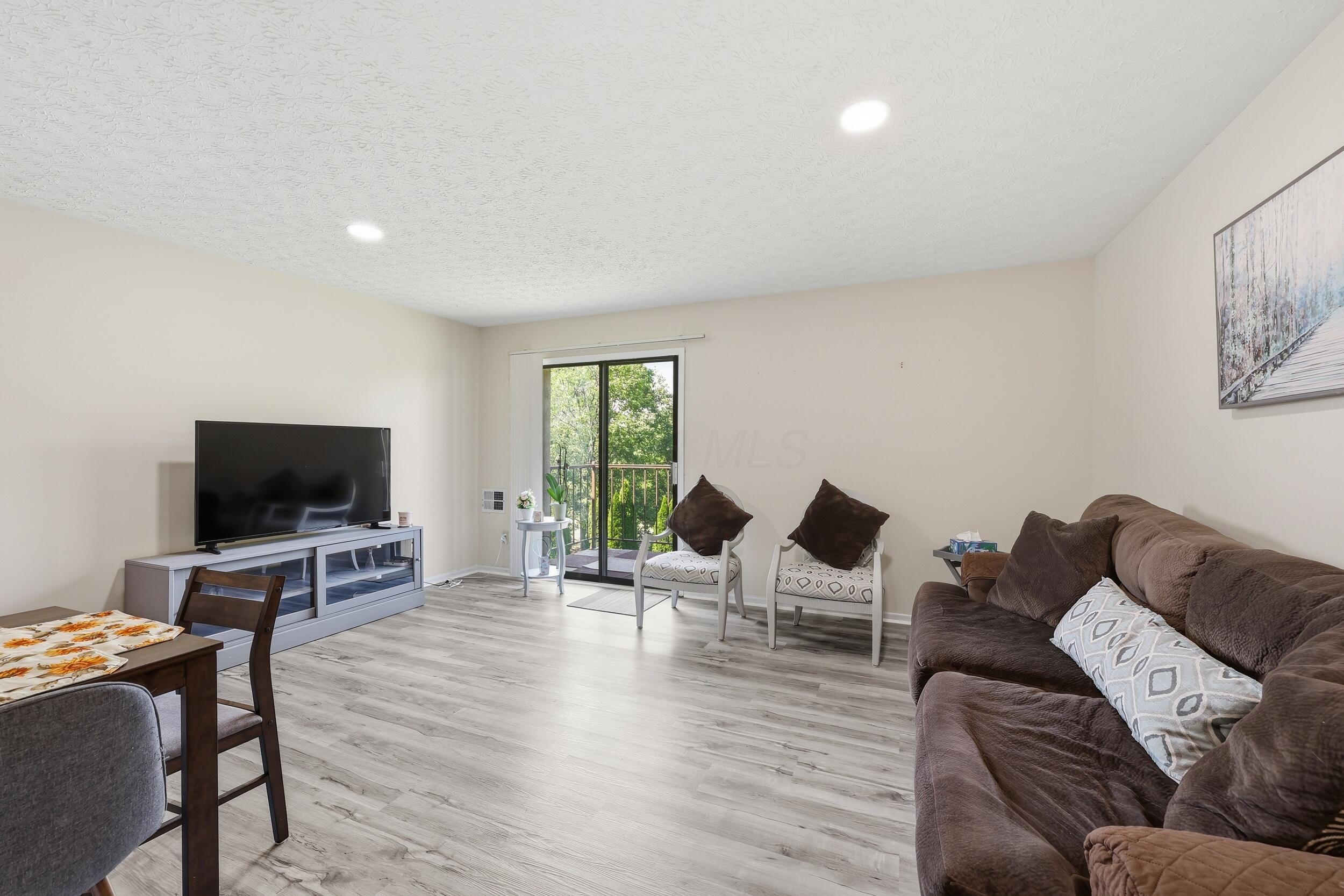 5885 Beechcroft Road, Unit 302 Columbus, OH 43229 - Photo 1 of 24 5_072a6495