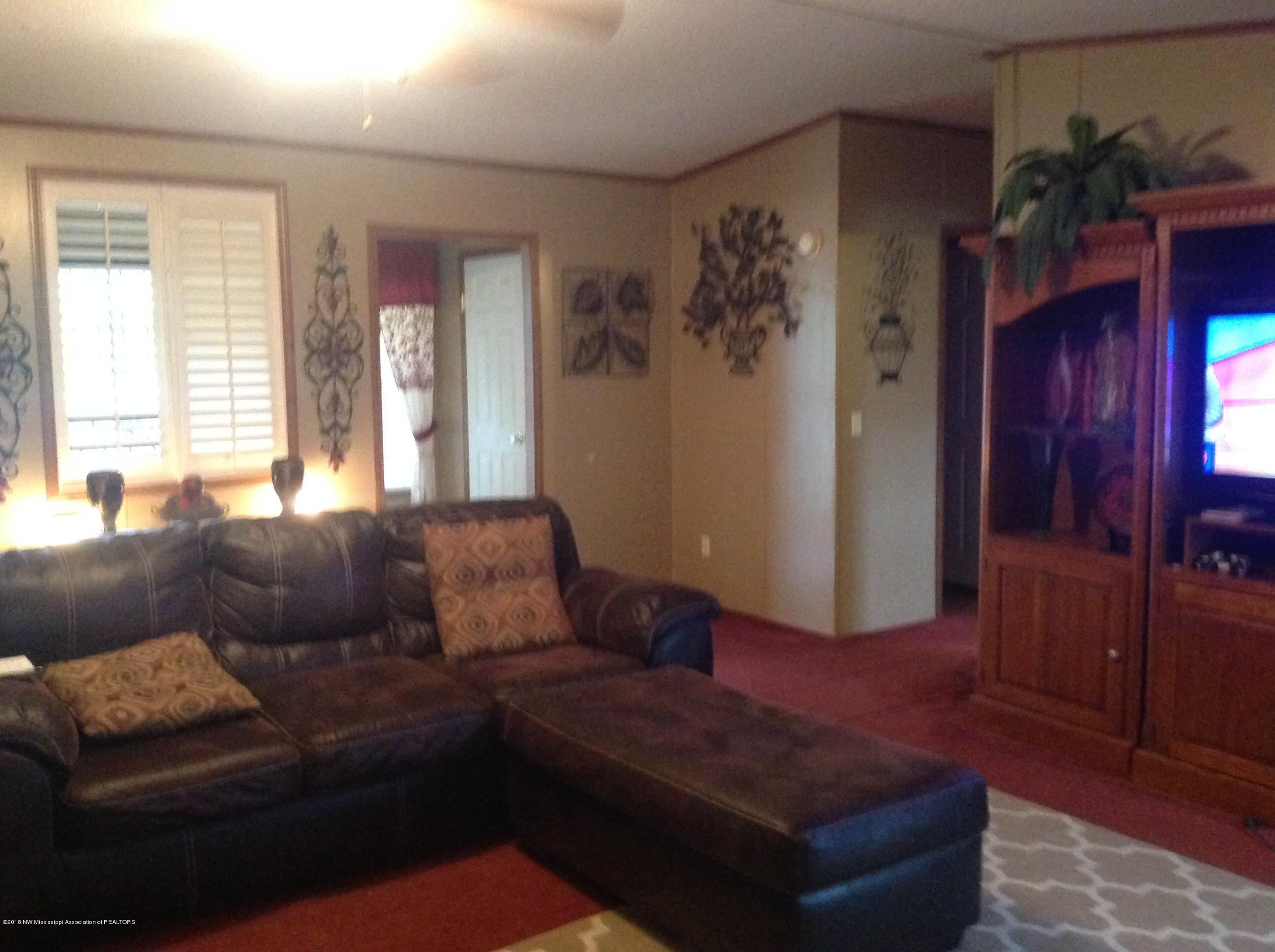 1677 Lyles Road Senatobia, MS 38668 - Photo 3 of 13 Living Room