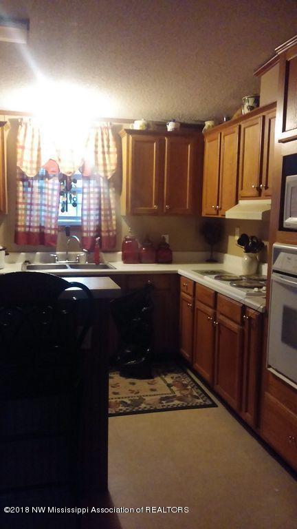 1677 Lyles Road Senatobia, MS 38668 - Photo 5 of 13 Kitchen