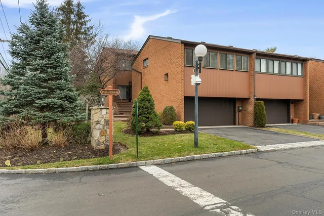 $1,200,000 | 2 Cricket Club Drive, Roslyn, NY 11576