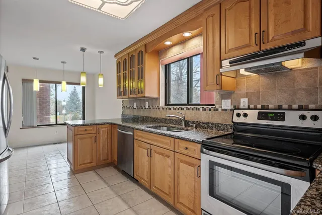 $1,200,000 | 2 Cricket Club Drive, Roslyn, NY 11576