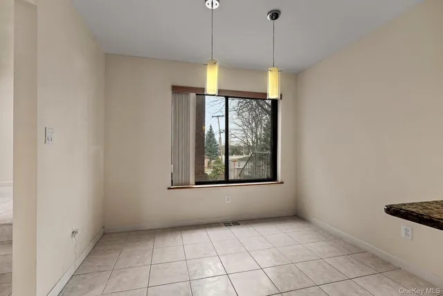 $1,200,000 | 2 Cricket Club Drive, Roslyn, NY 11576