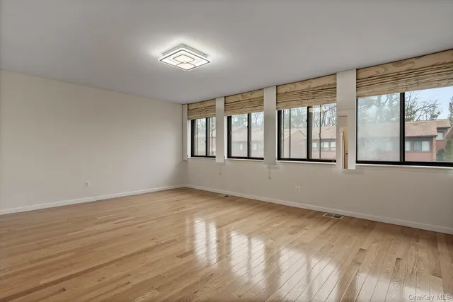 $1,200,000 | 2 Cricket Club Drive, Roslyn, NY 11576