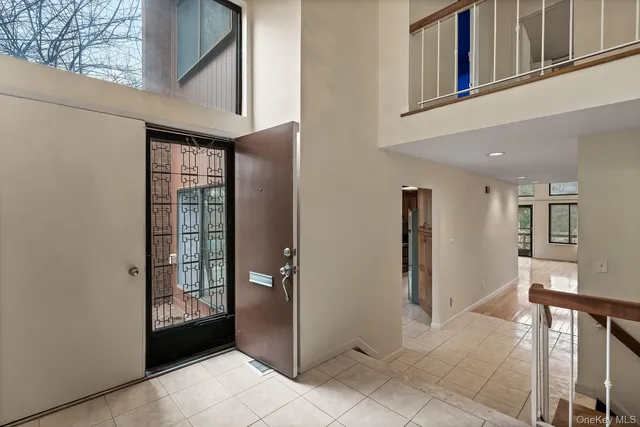 $1,200,000 | 2 Cricket Club Drive, Roslyn, NY 11576