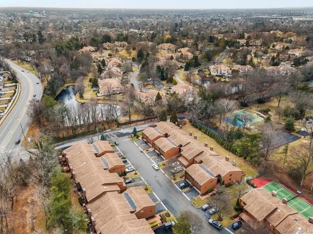 $1,200,000 | 2 Cricket Club Drive, Roslyn, NY 11576