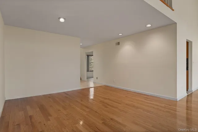 $1,200,000 | 2 Cricket Club Drive, Roslyn, NY 11576