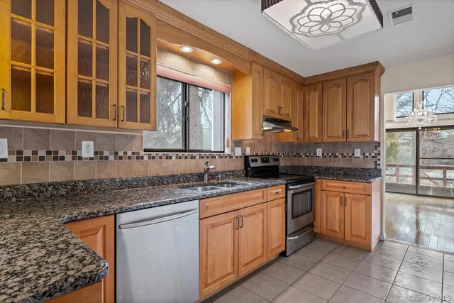 $1,200,000 | 2 Cricket Club Drive, Roslyn, NY 11576