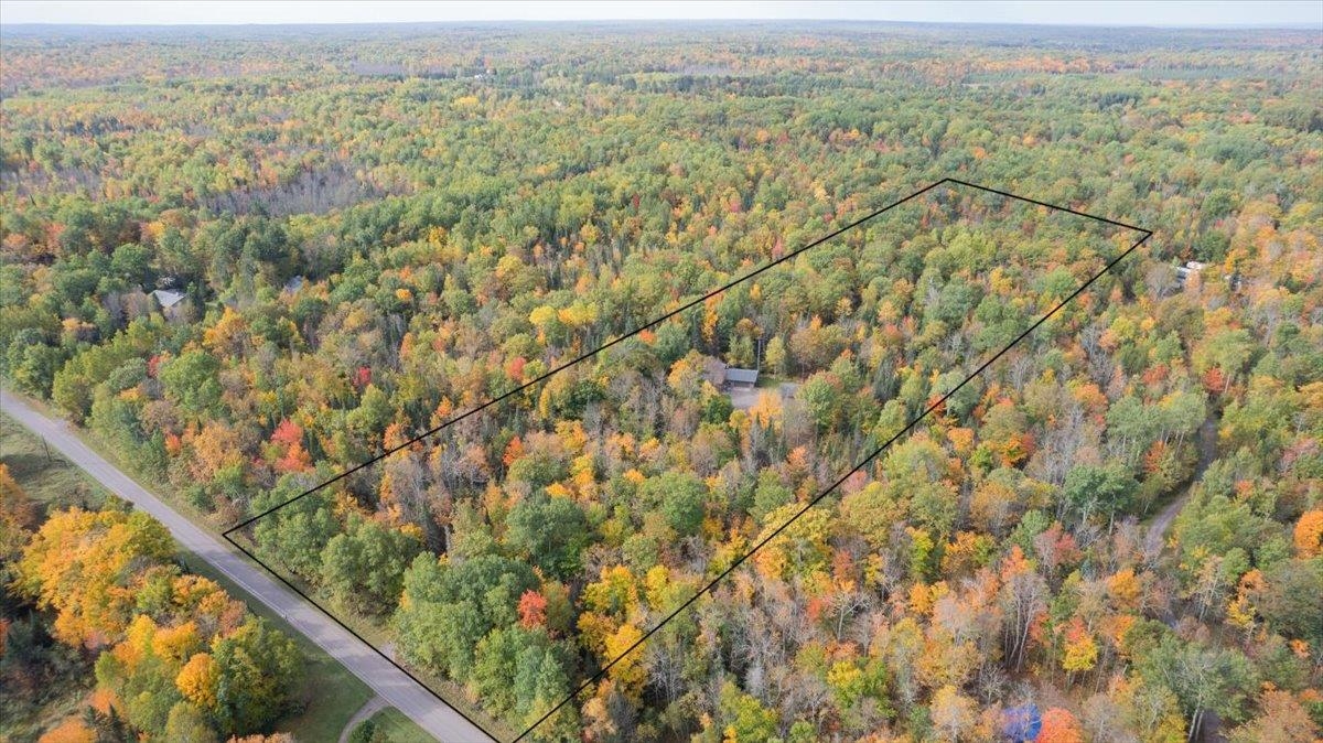 6891 South Oakland Road Superior, WI 54880 - Photo 28 of 29 Aerial view of property and surrounding area with property boundaries highlighted and a forest