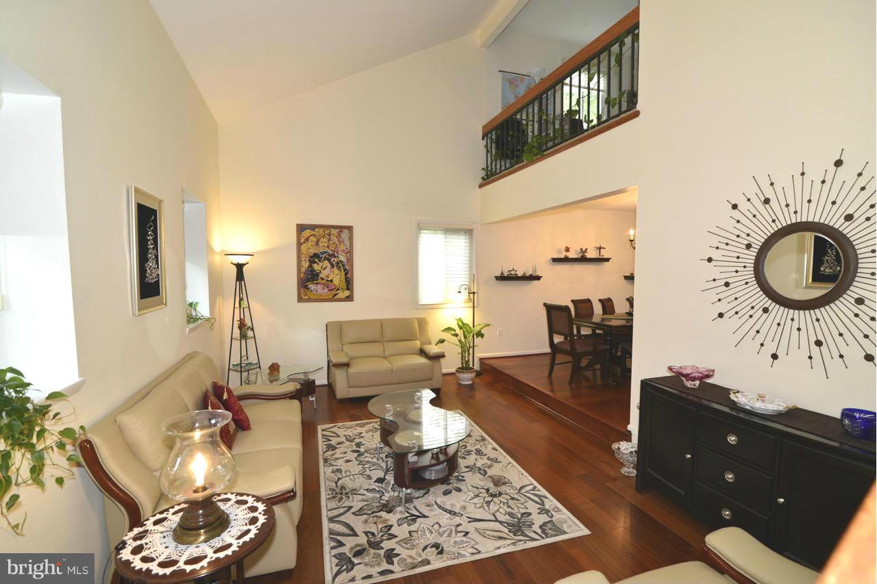 11815 Riders Lane Reston, VA 20191 - Photo 3 of 30 Living Room