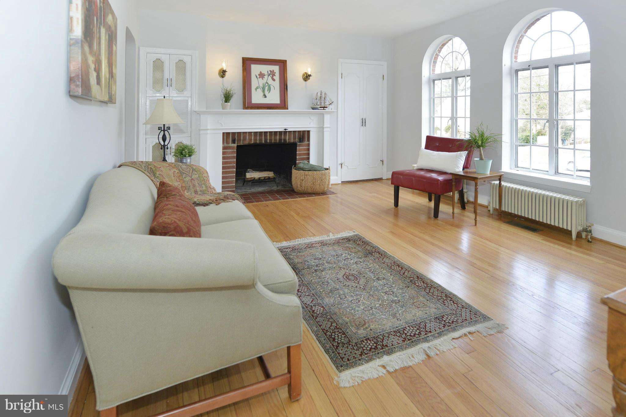 9110 Flower Avenue Silver Spring, MD 20901 - Photo 3 of 29 Living Room