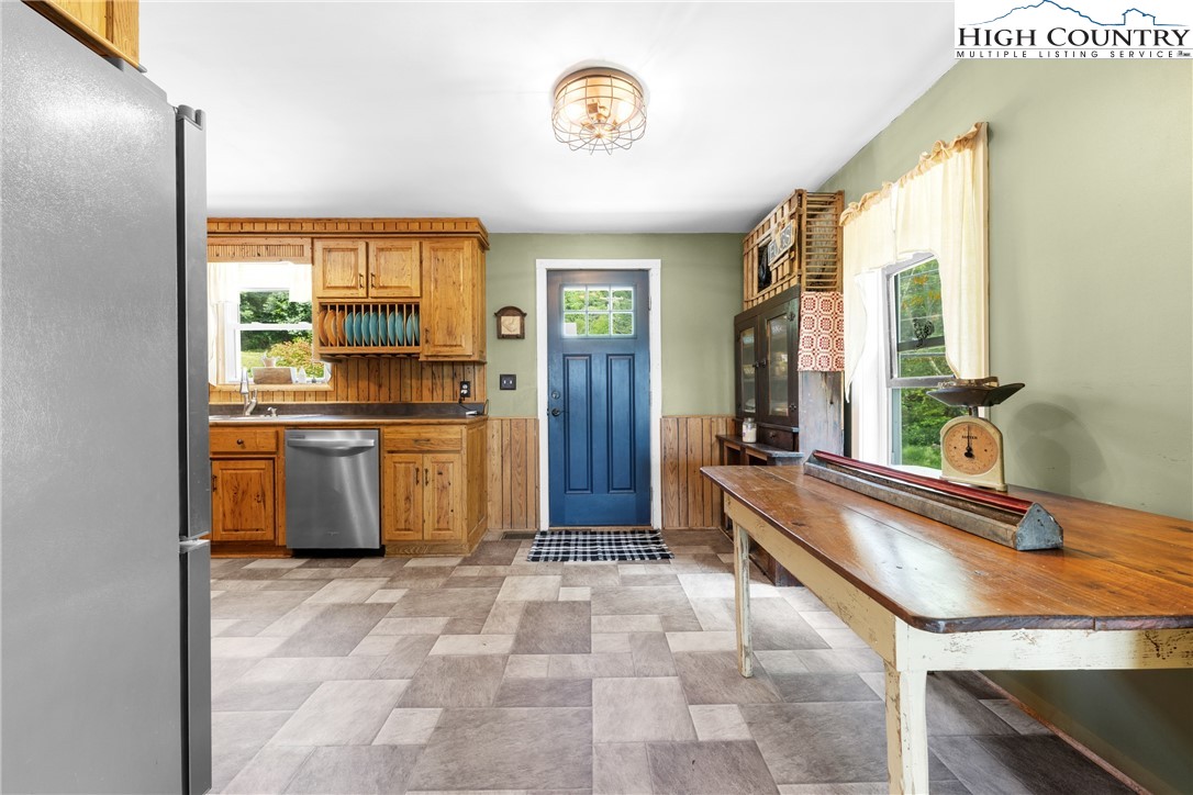 261 Tumbling Brook Road Banner Elk, NC 28604 - Photo 20 of 39 a room with a bed and a stove top oven