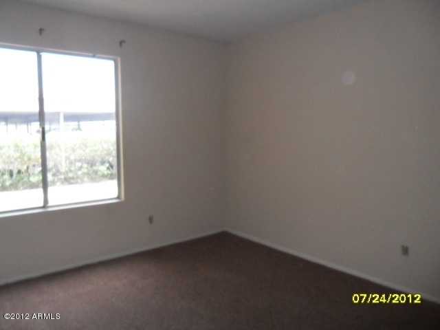 5525 East Thomas Road, Unit F15 Phoenix, AZ 85018 - Photo 12 of 17 an empty room with a window