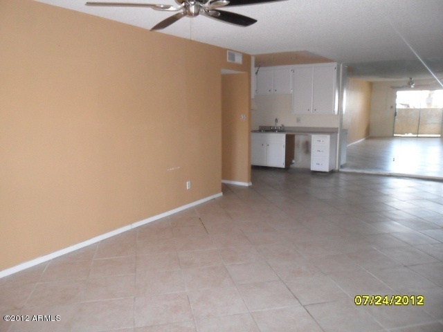 5525 East Thomas Road, Unit F15 Phoenix, AZ 85018 - Photo 5 of 17 Living Room