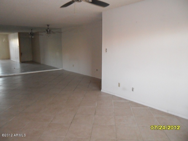 5525 East Thomas Road, Unit F15 Phoenix, AZ 85018 - Photo 6 of 17 Living Room