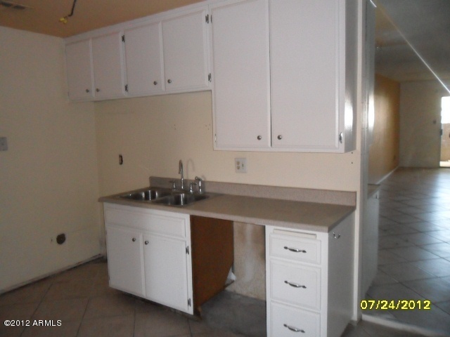 5525 East Thomas Road, Unit F15 Phoenix, AZ 85018 - Photo 8 of 17 Kitchen