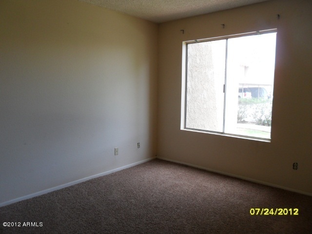 5525 East Thomas Road, Unit F15 Phoenix, AZ 85018 - Photo 10 of 17 a view of an empty room with a window