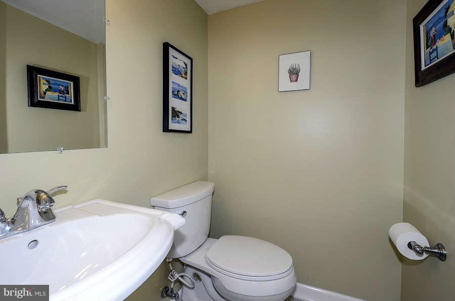6146 Roxbury Avenue Springfield, VA 22152 - Photo 12 of 22 Powder Room