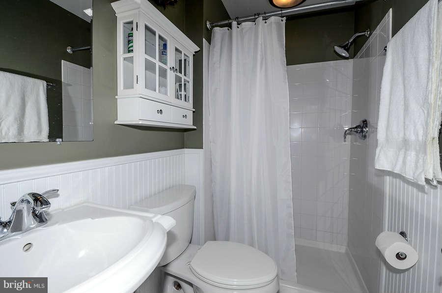 6146 Roxbury Avenue Springfield, VA 22152 - Photo 15 of 22 Bath (Master)