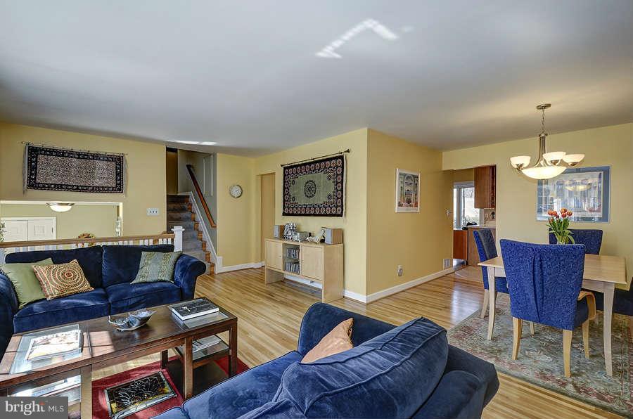 6146 Roxbury Avenue Springfield, VA 22152 - Photo 4 of 22 Living Room