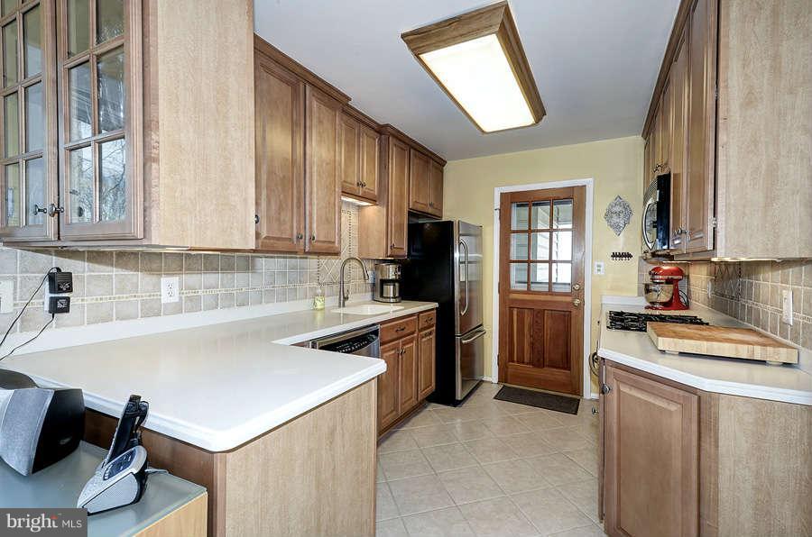 6146 Roxbury Avenue Springfield, VA 22152 - Photo 6 of 22 Kitchen