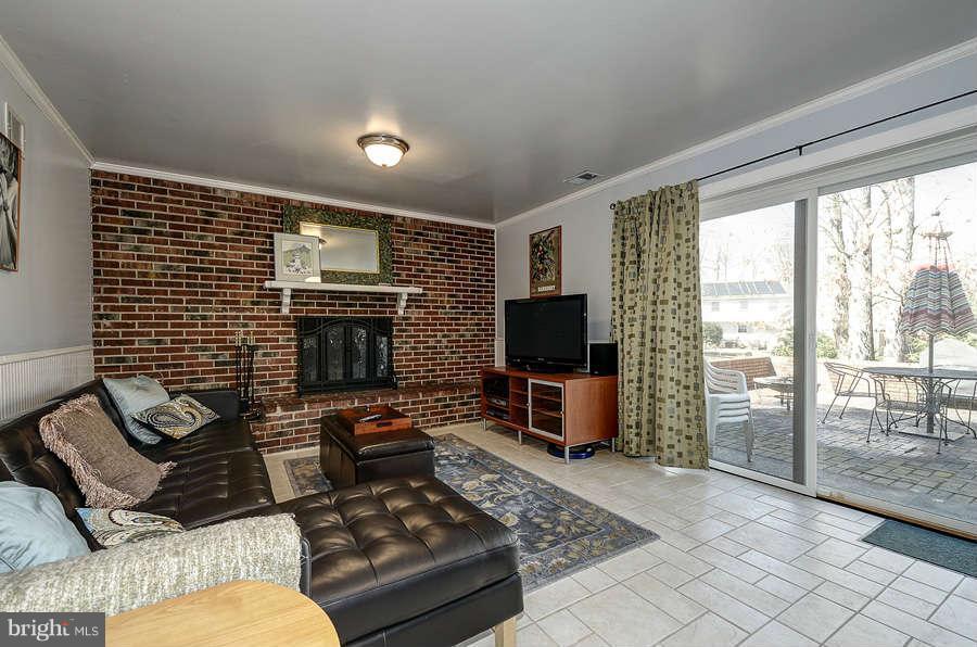6146 Roxbury Avenue Springfield, VA 22152 - Photo 9 of 22 Family Room