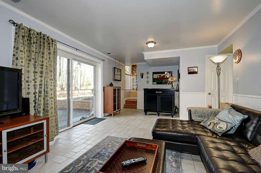 6146 Roxbury Avenue Springfield, VA 22152 - Photo 10 of 22 Family Room