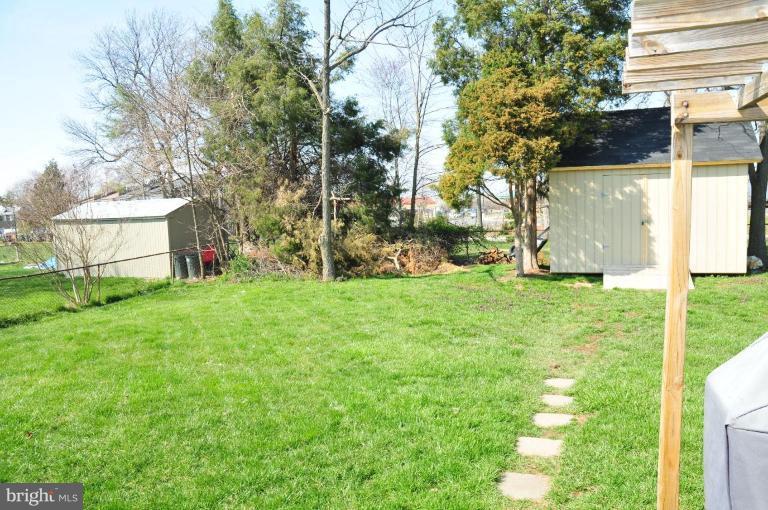 603 Poplar Road Sterling, VA 20164 - Photo 2 of 16 Back yard