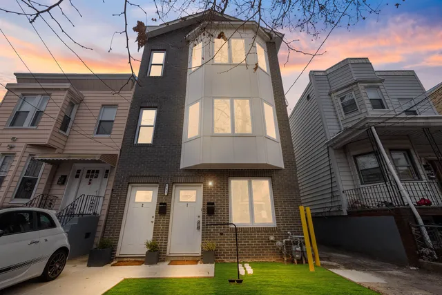 $3,595 | 111 Charles Street, Unit 2, Jersey City, NJ 07307