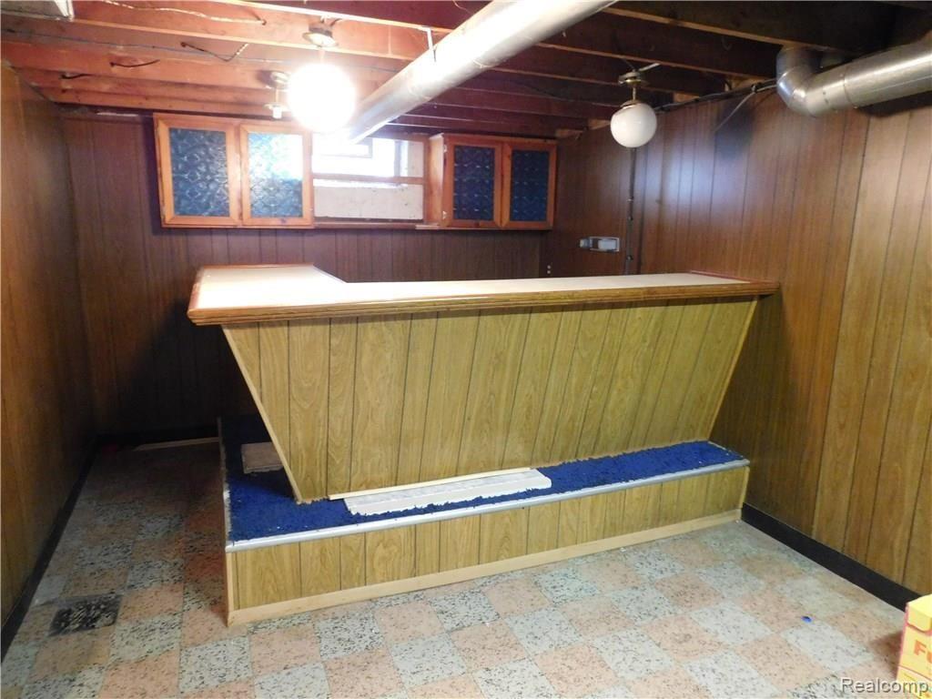 25156 Hayes Road Roseville, MI 48066 - Photo 23 of 30 Basement bar