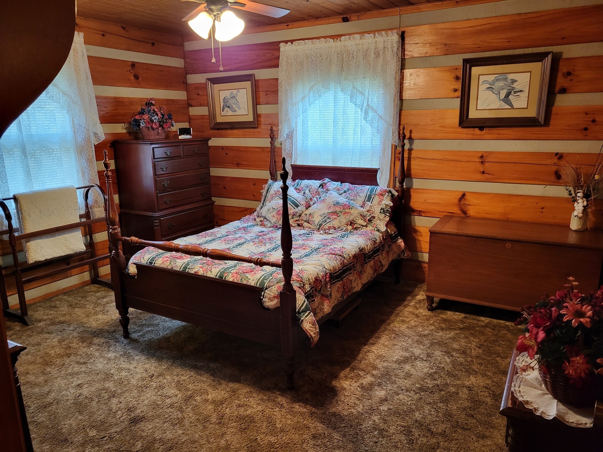 967 Mud Creek Road Morrison, TN 37357 - Photo 14 of 33 a bed room with a bed and a lamp