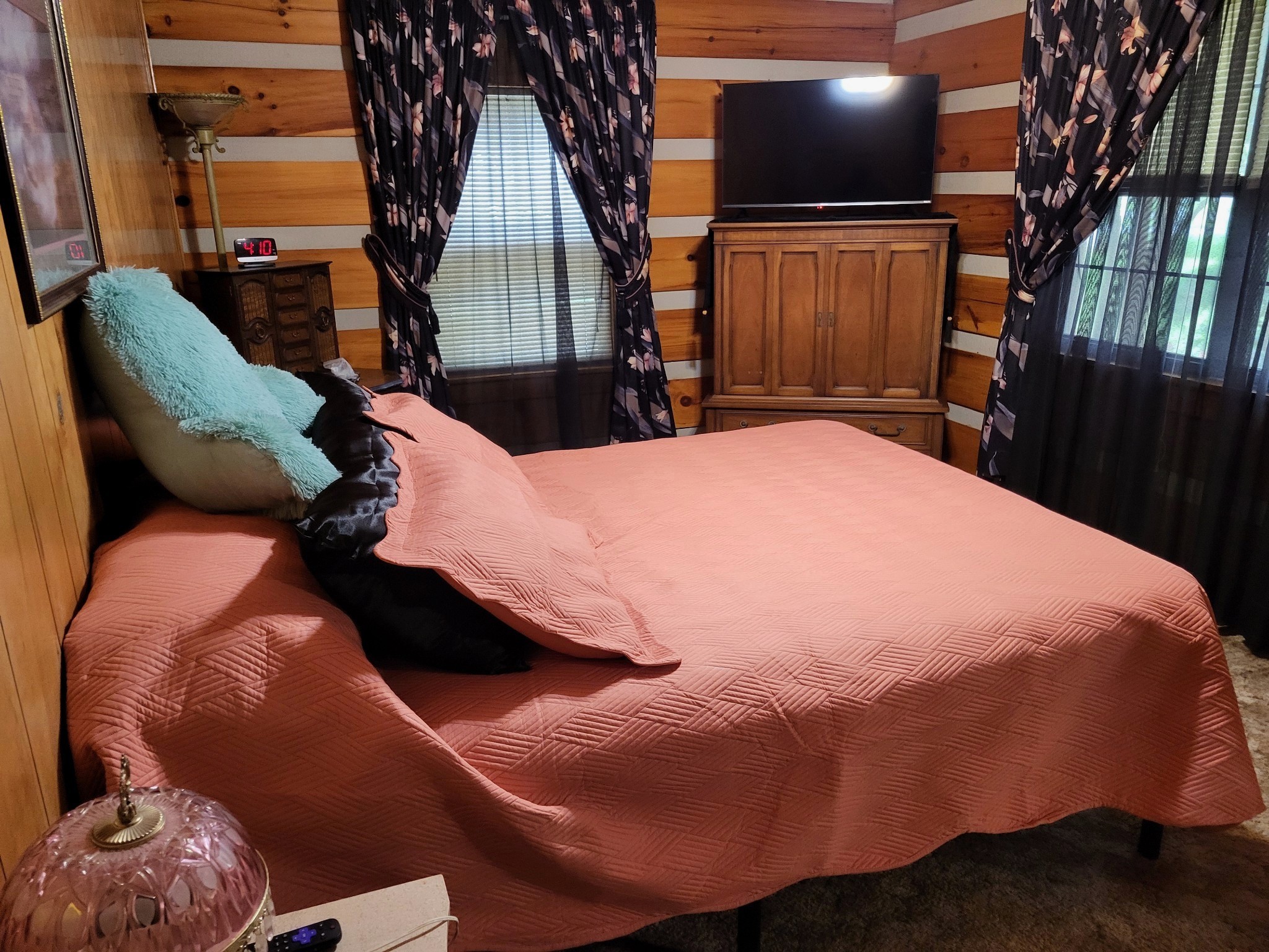 967 Mud Creek Road Morrison, TN 37357 - Photo 16 of 33 a bed room with a bed and a television