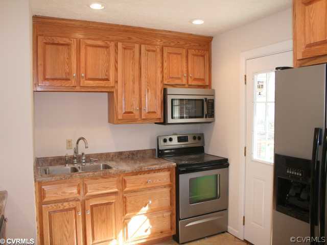 2101 Mountain View Road Powhatan, VA 23139 - Photo 5 of 8 Kitchen - The custom cabinets enhance the beauty o