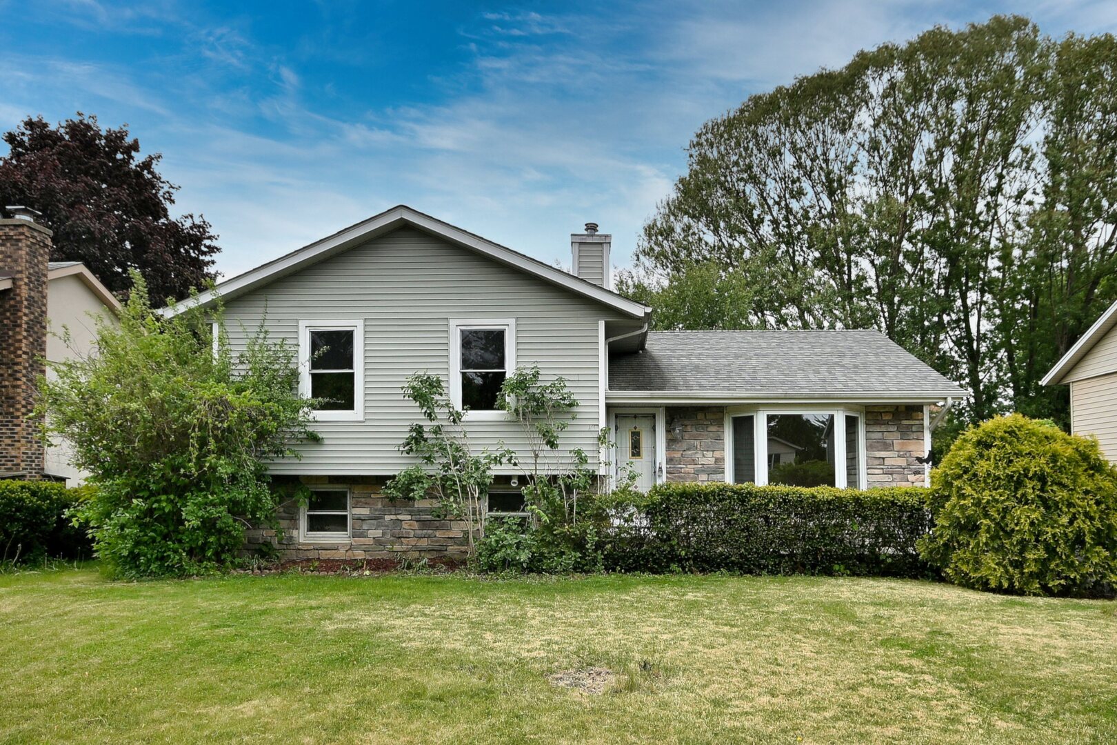 20564 Elizabeth Avenue Prairie View, IL 60089 - Photo 1 of 40 a front view of a house with a garden