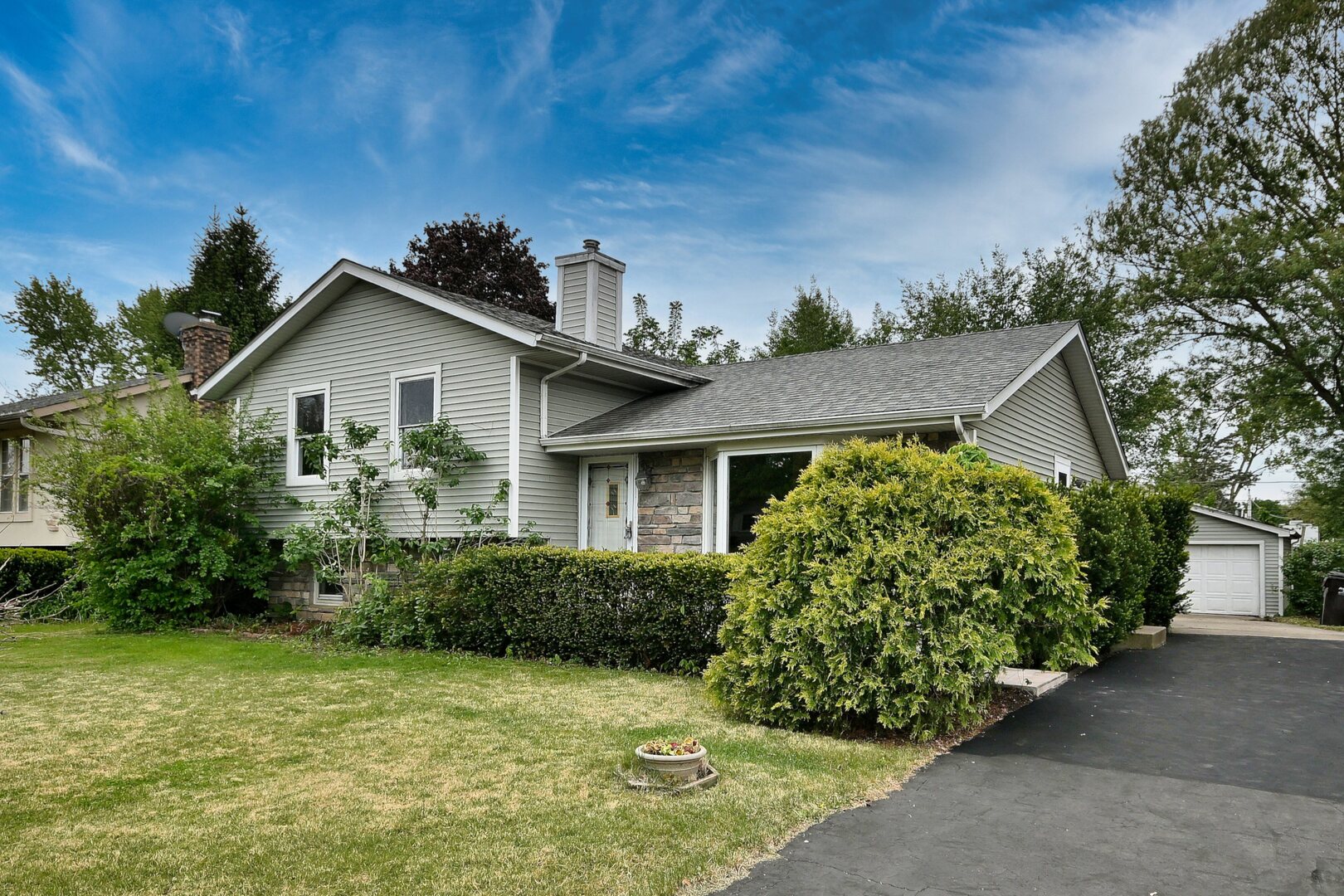 20564 Elizabeth Avenue Prairie View, IL 60089 - Photo 2 of 40 a front view of a house with a garden