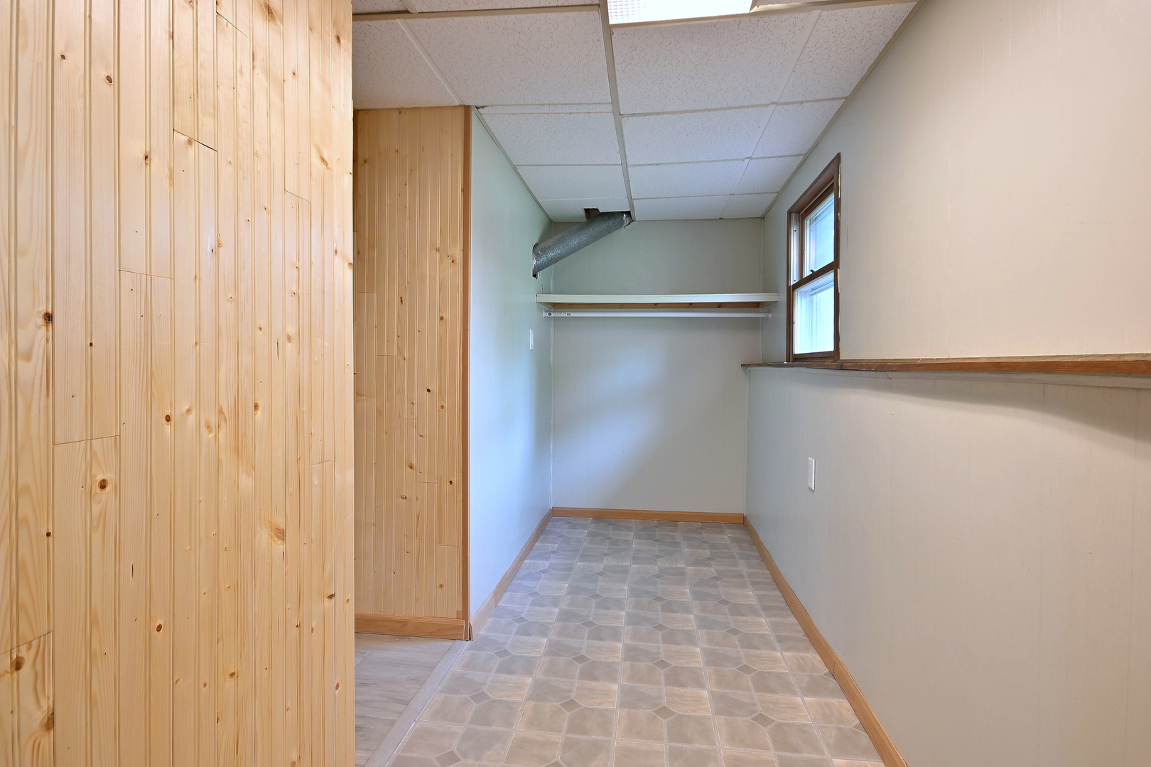 20564 Elizabeth Avenue Prairie View, IL 60089 - Photo 33 of 40 a view of a hallway
